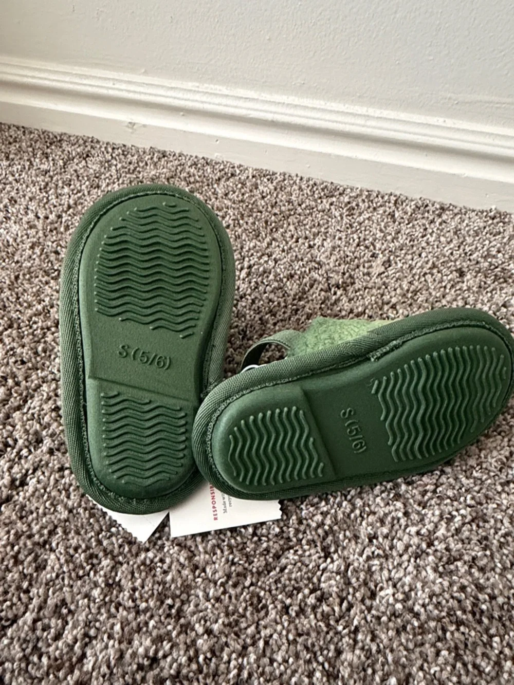 Cat & Jack Green Crocodile Plush Slip-On Slippers